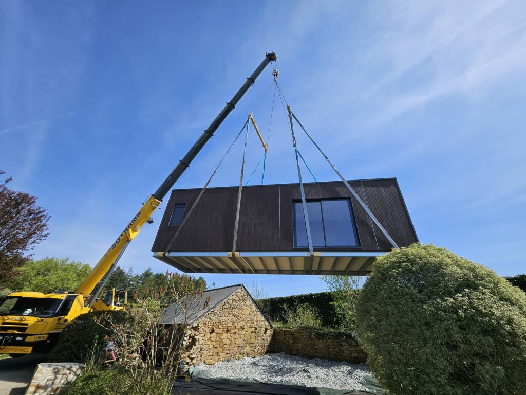 Levage d'un studio de jardin habitable Atlas Lodges.