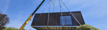 Levage d'un studio de jardin habitable Atlas Lodges.