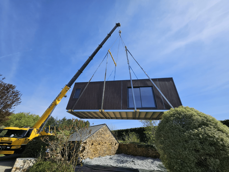 Levage d'un studio de jardin habitable Atlas Lodges.