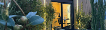Studio de jardin habitable Atlas Lodges installé en extérieur, MadeInFrance et bas-carbone.