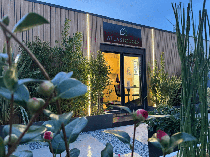 Studio de jardin habitable Atlas Lodges installé en extérieur, MadeInFrance et bas-carbone.
