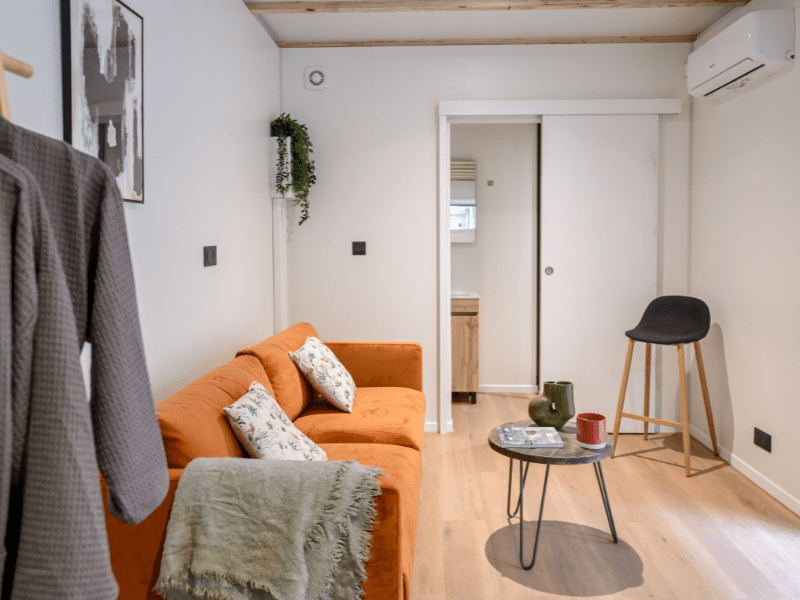 Le bureau de jardin télétravail offre une solution concrète aux pros libéraux : confort, calme et efficacité au quotidien. Découvrez pourquoi il transforme vraiment le travail à domicile.